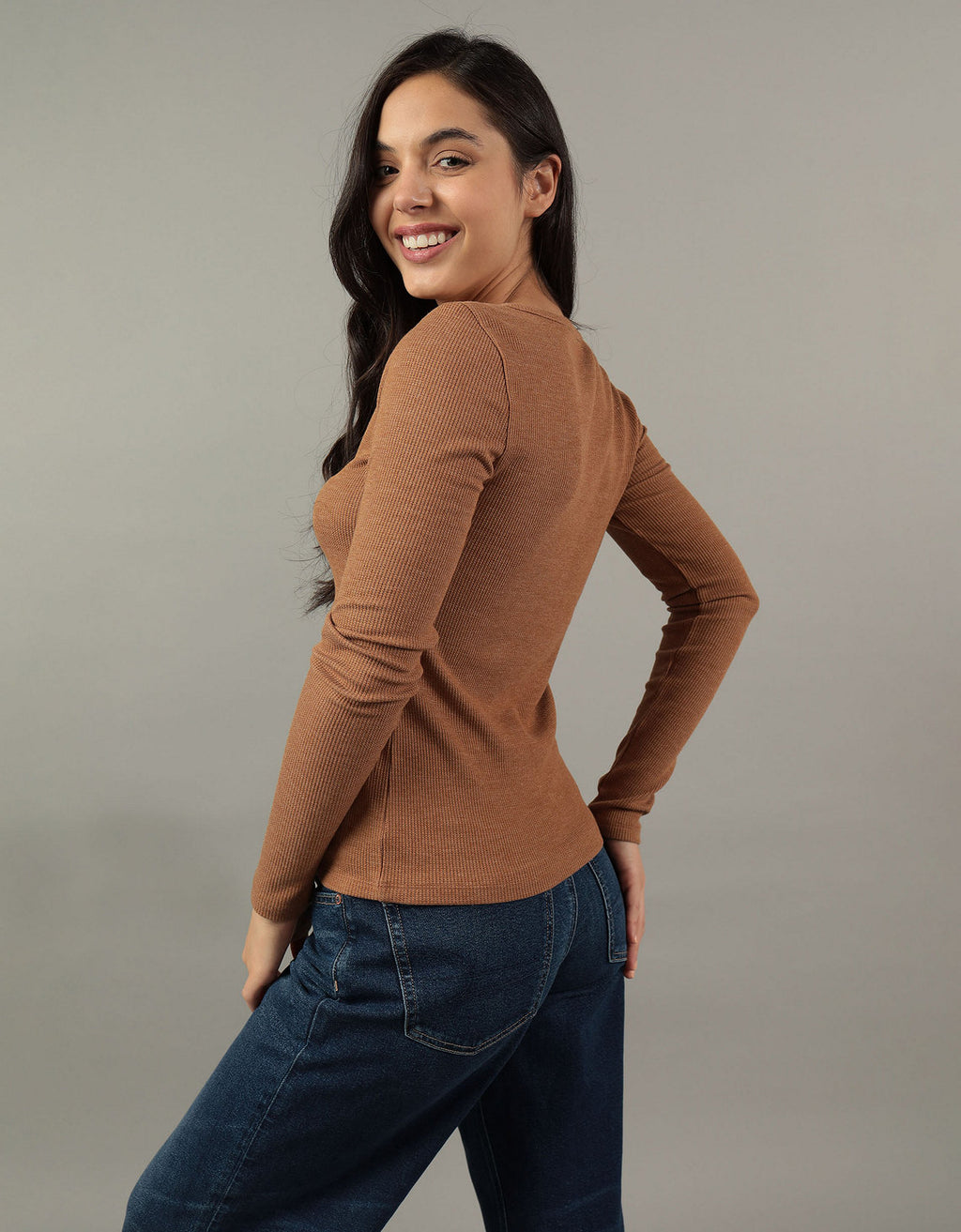 Camiseta AE Henley con cuello en V manga larga - Caqui 2302_9430_212_ob