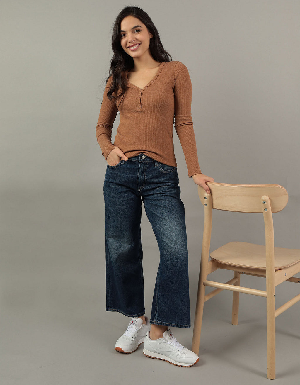 Camiseta AE Henley con cuello en V manga larga - Caqui 2302_9430_212_of