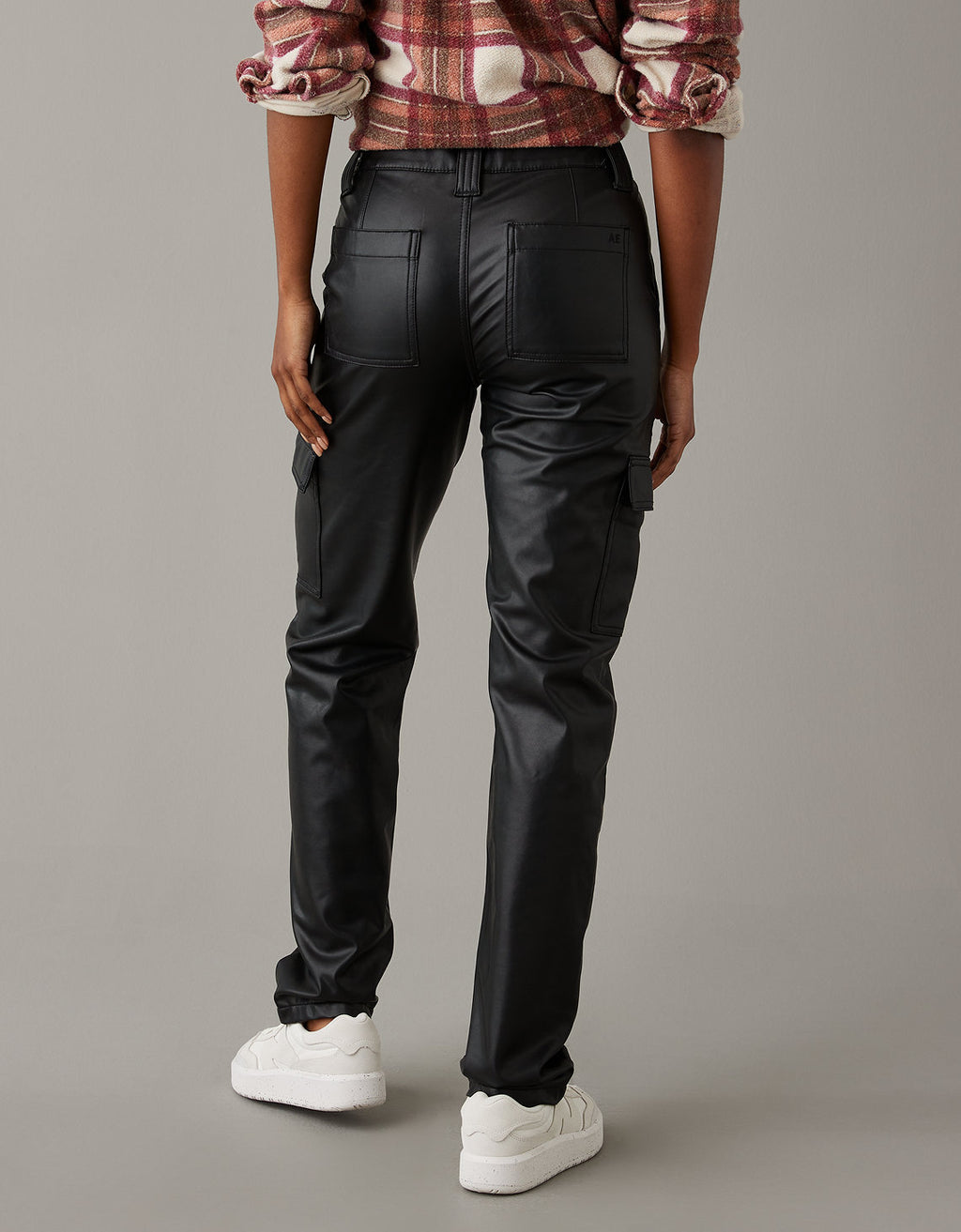 Pantalón AE de cuero vegano con elástico de tiro alto - Negro 2325_5052_016_ob