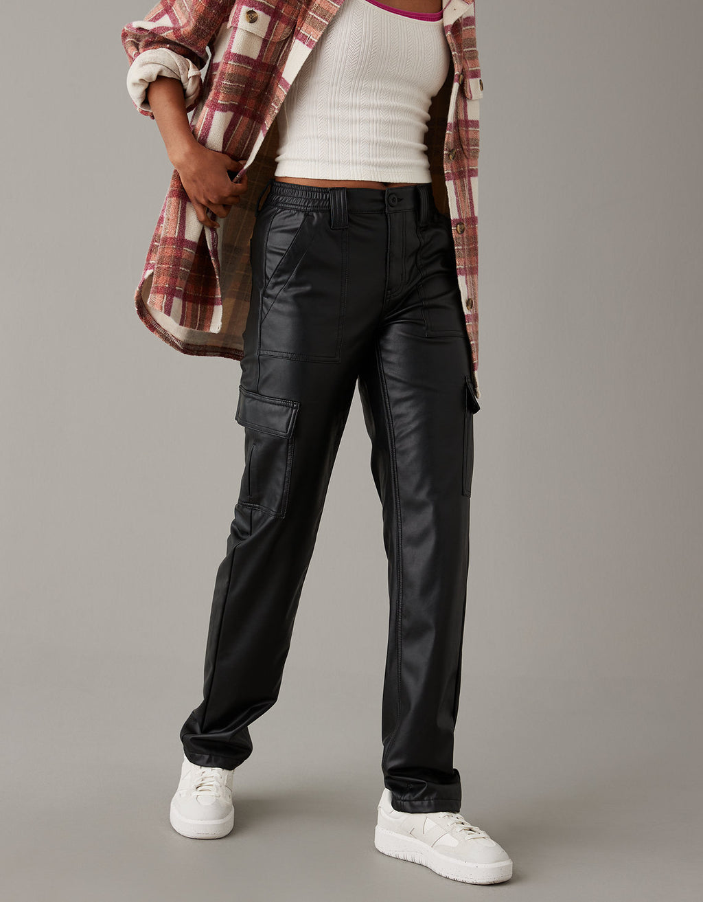 Pantalón AE de cuero vegano con elástico de tiro alto - Negro 2325_5052_016_of