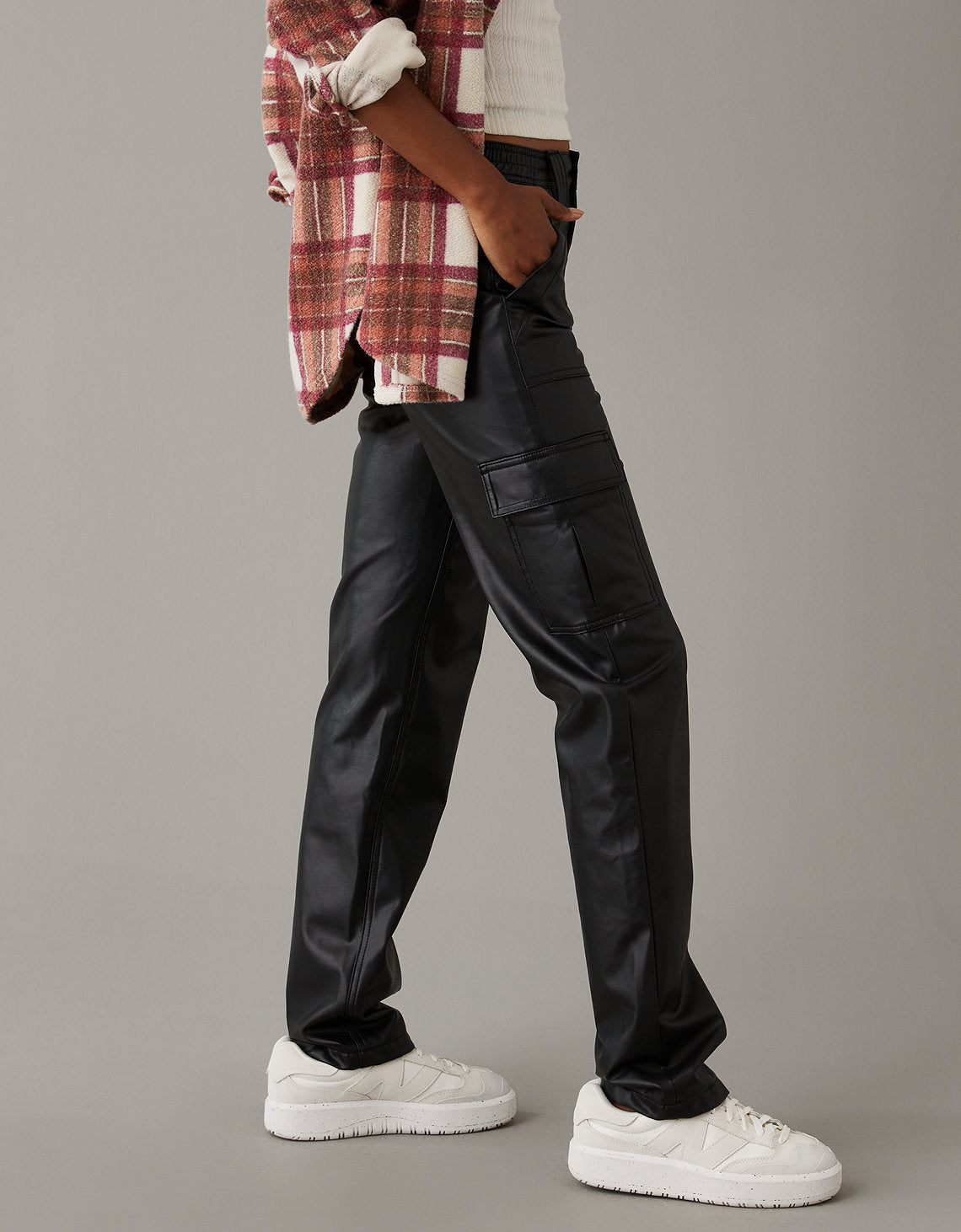Pantalón AE de cuero vegano con elástico de tiro alto - Negro 2325_5052_016_os