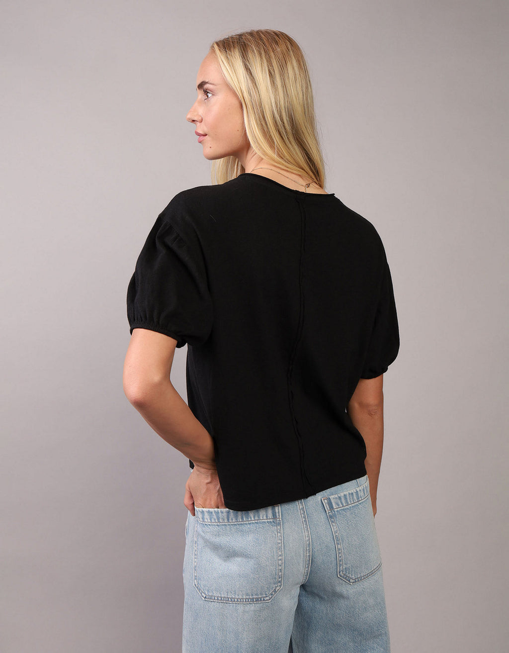 Camiseta de Manga Abullonada Ae - Negro 2372_1119_073_ob
