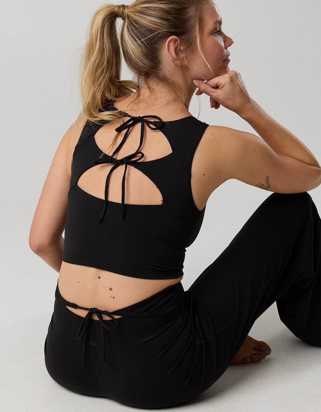 Sujetador Deportivo Largo con Lazo en la Espalda de Offline by Aerie Real Me Xtra - Negro 2696_1763_073_of