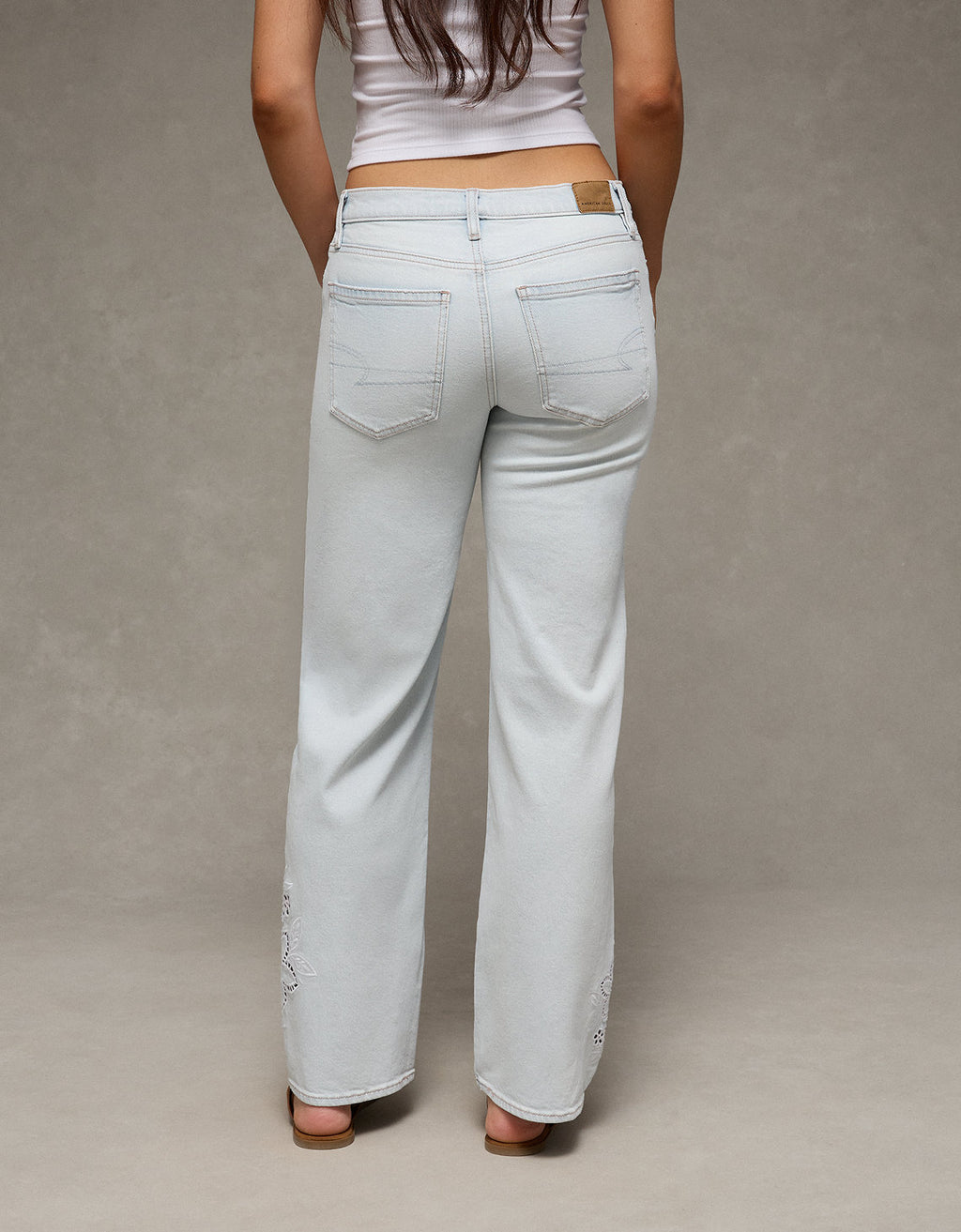 Jean recto de talle alto con bordado floral - Generico 4435_6144_936_ob
