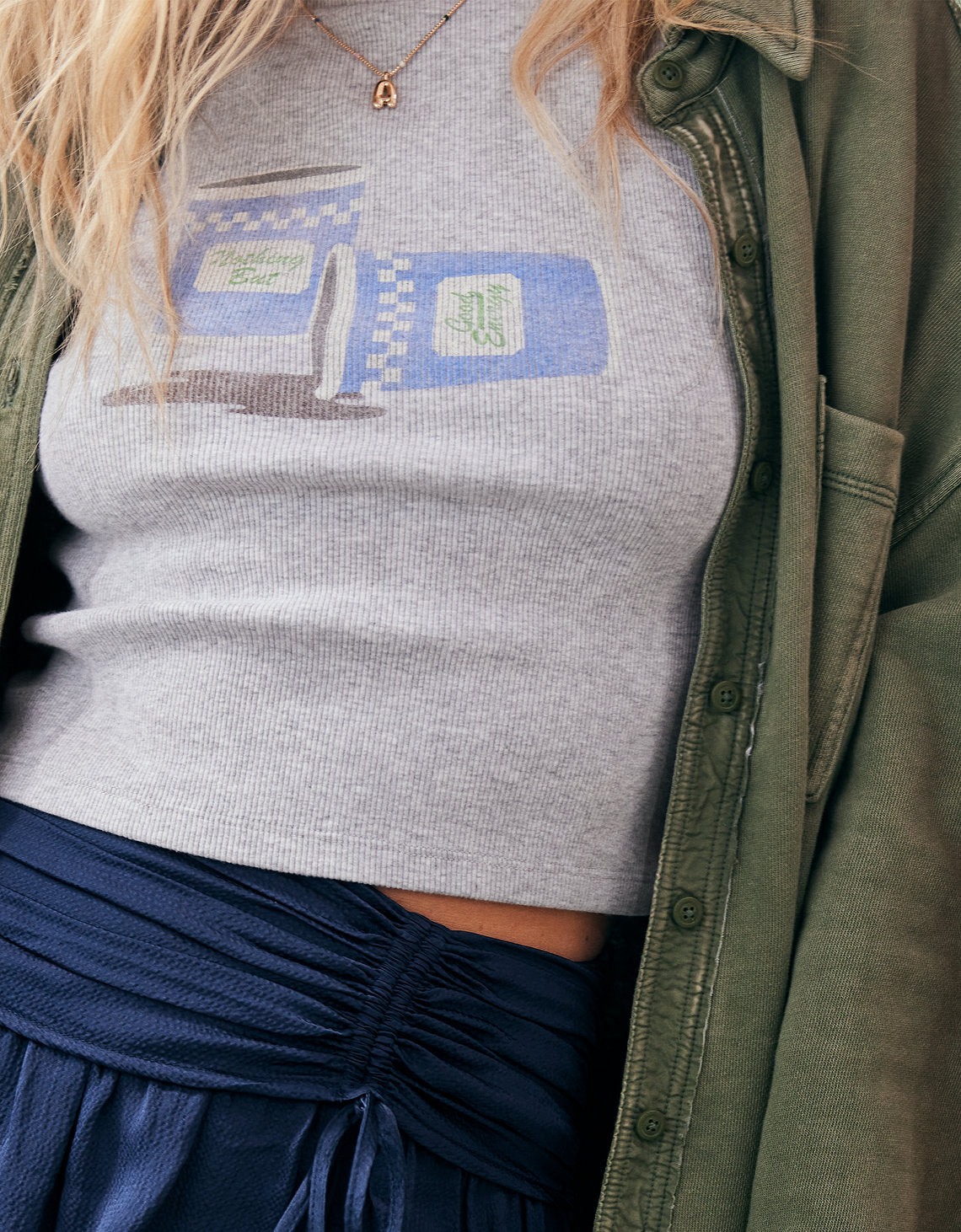 Camiseta Aerie con detalle en frente - Gris 5496_3175_012_l1