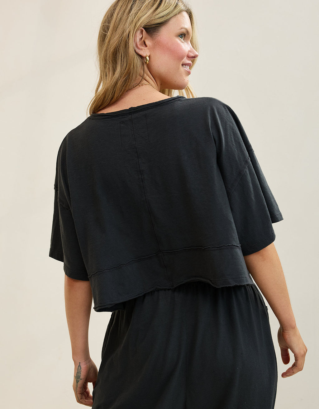 Aerie Cropped Camiseta de Cuello en V más Feliz - Gris 5496_4181_005_ob