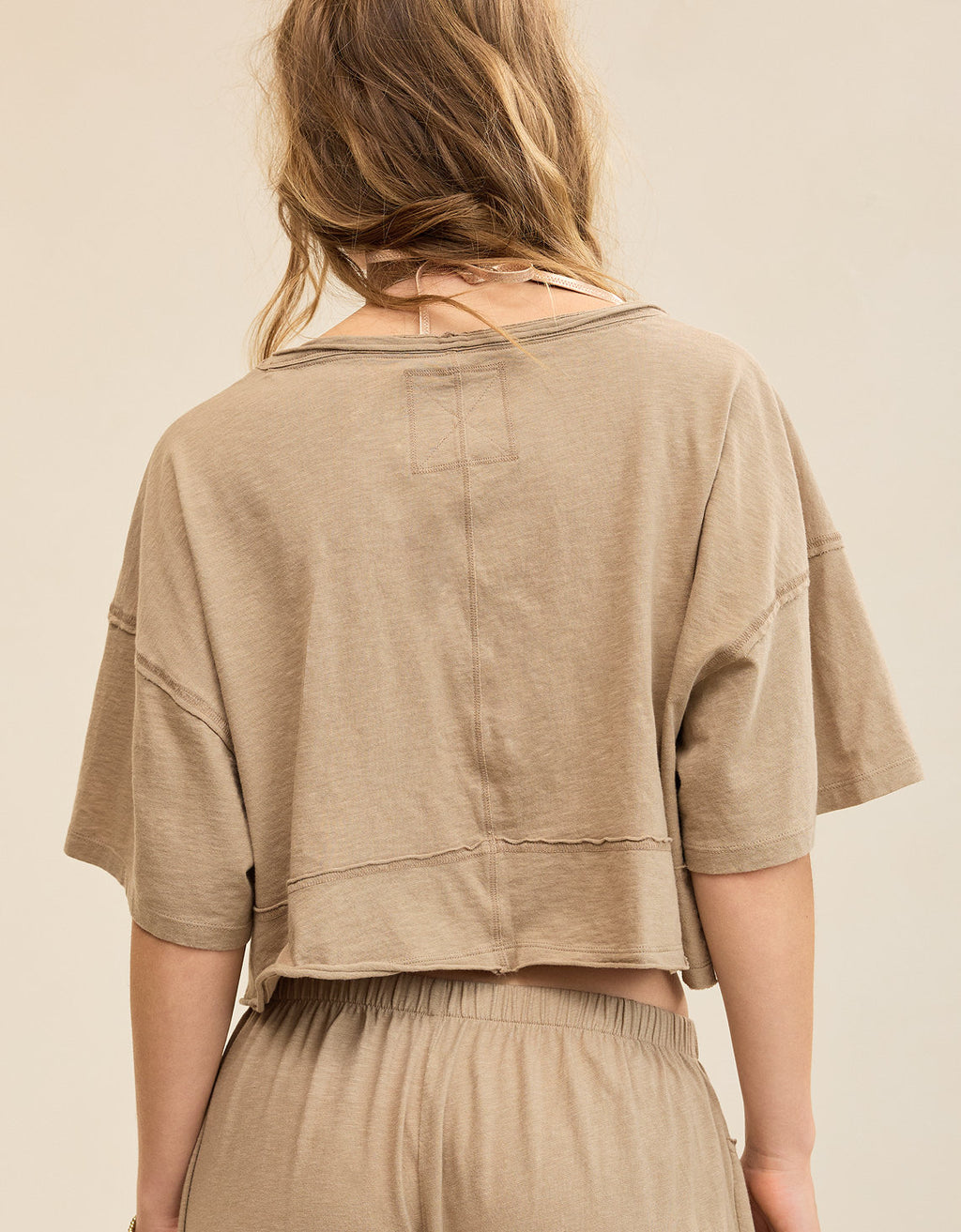 Aerie Cropped Camiseta de Cuello en V más Feliz - Caqui 5496_4181_238_ob