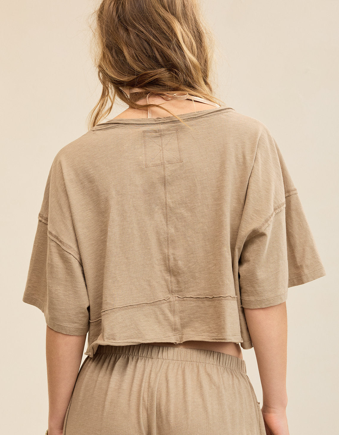 Aerie Cropped Camiseta de Cuello en V más Feliz - Caqui 5496_4181_238_ob