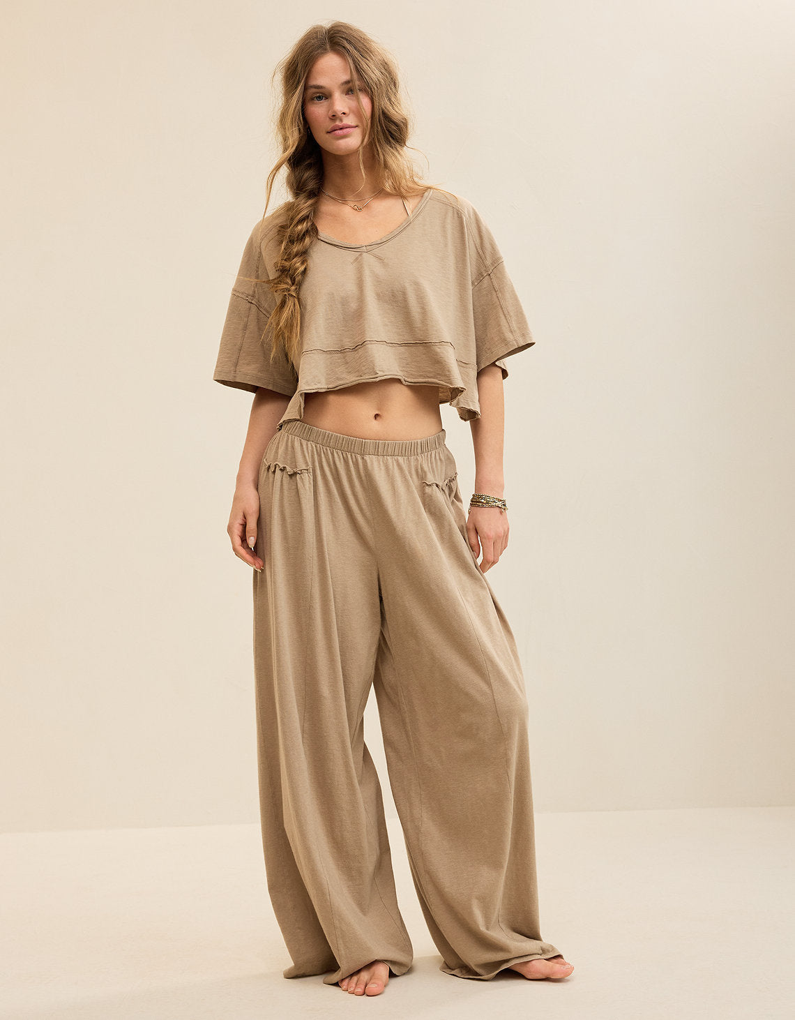 Aerie Cropped Camiseta de Cuello en V más Feliz - Caqui 5496_4181_238_os