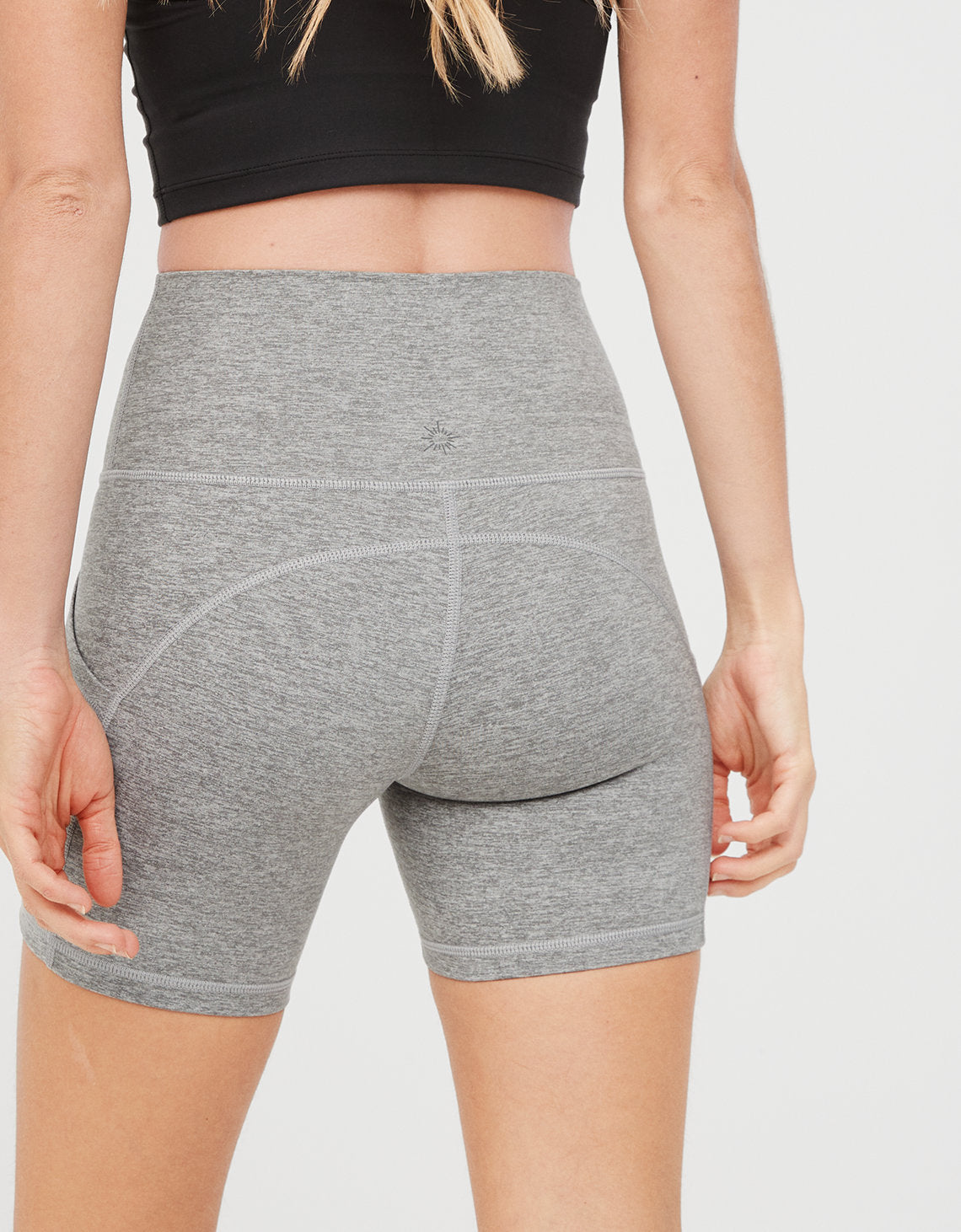 Bike Short de 5 pulgadas The Hugger de OFFLINE By Aerie - Gris 6493_5809_012_ob