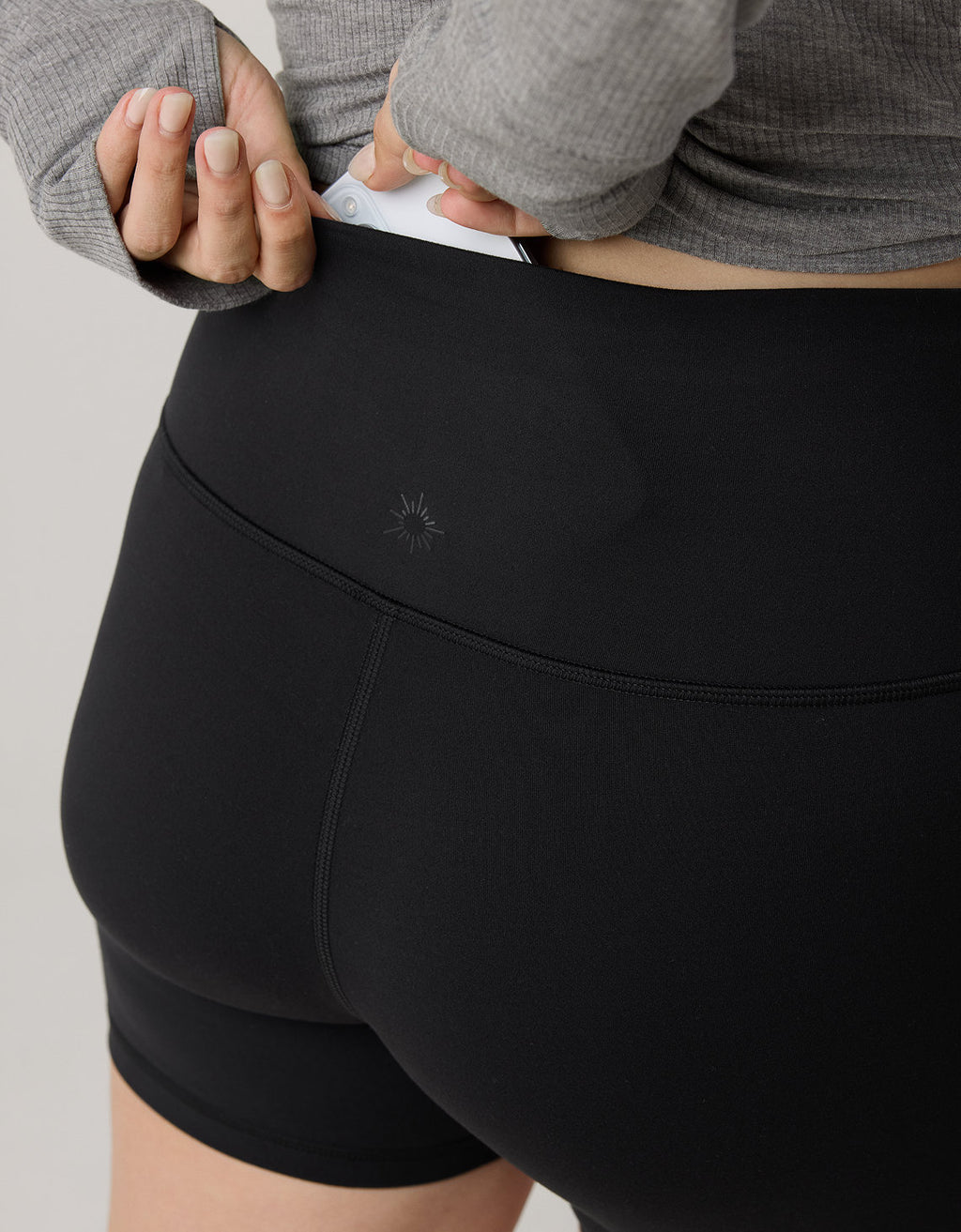 Bike Short OFFLINE de 5 pulgadas The Hugger By Aerie - Negro 6493_6001_073_d2