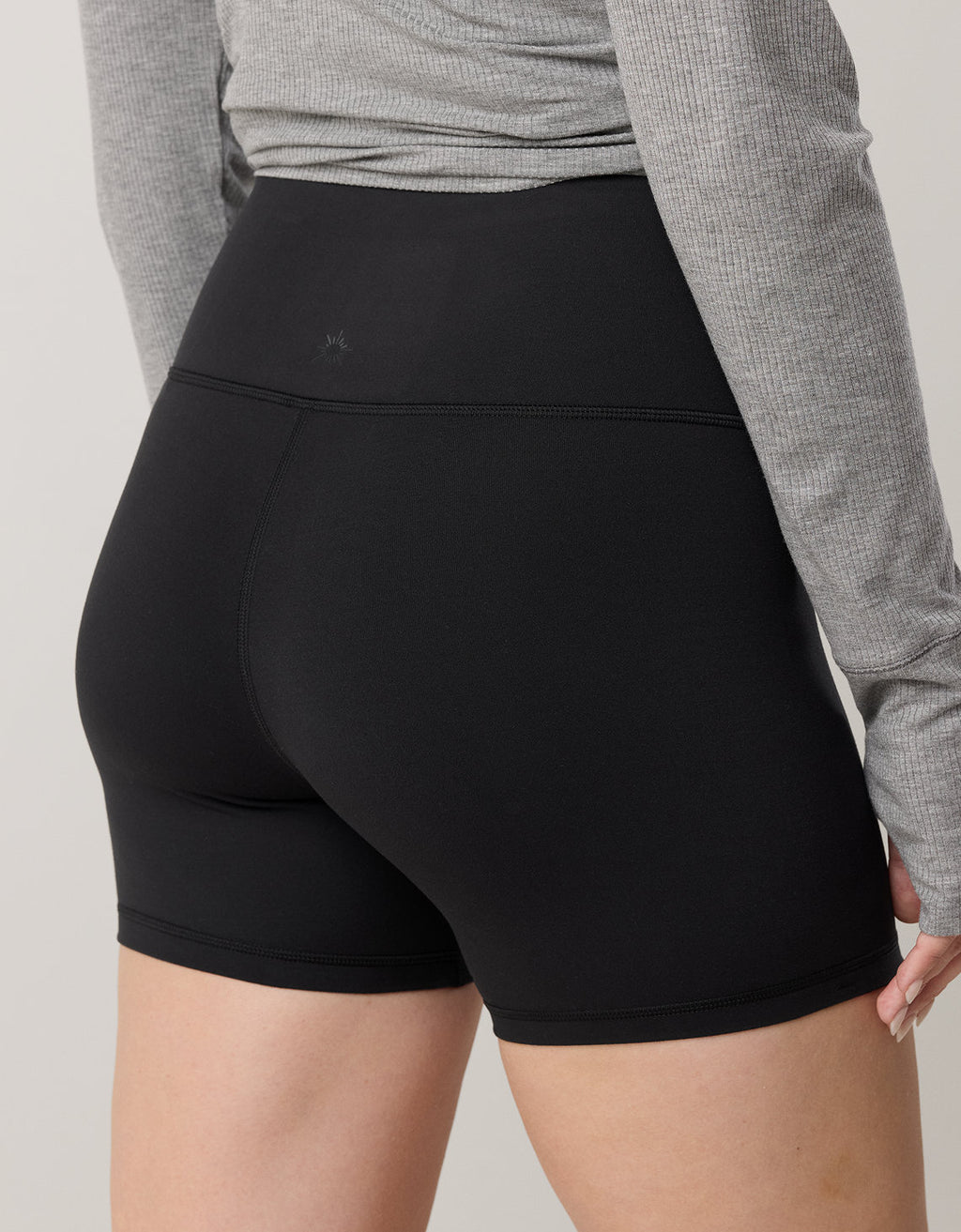 Bike Short OFFLINE de 5 pulgadas The Hugger By Aerie - Negro 6493_6001_073_ob